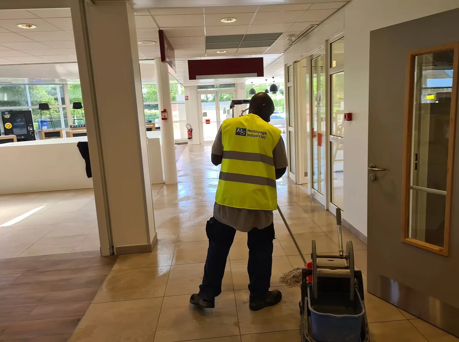 Désinfection des postes de travail et mobilier de bureau