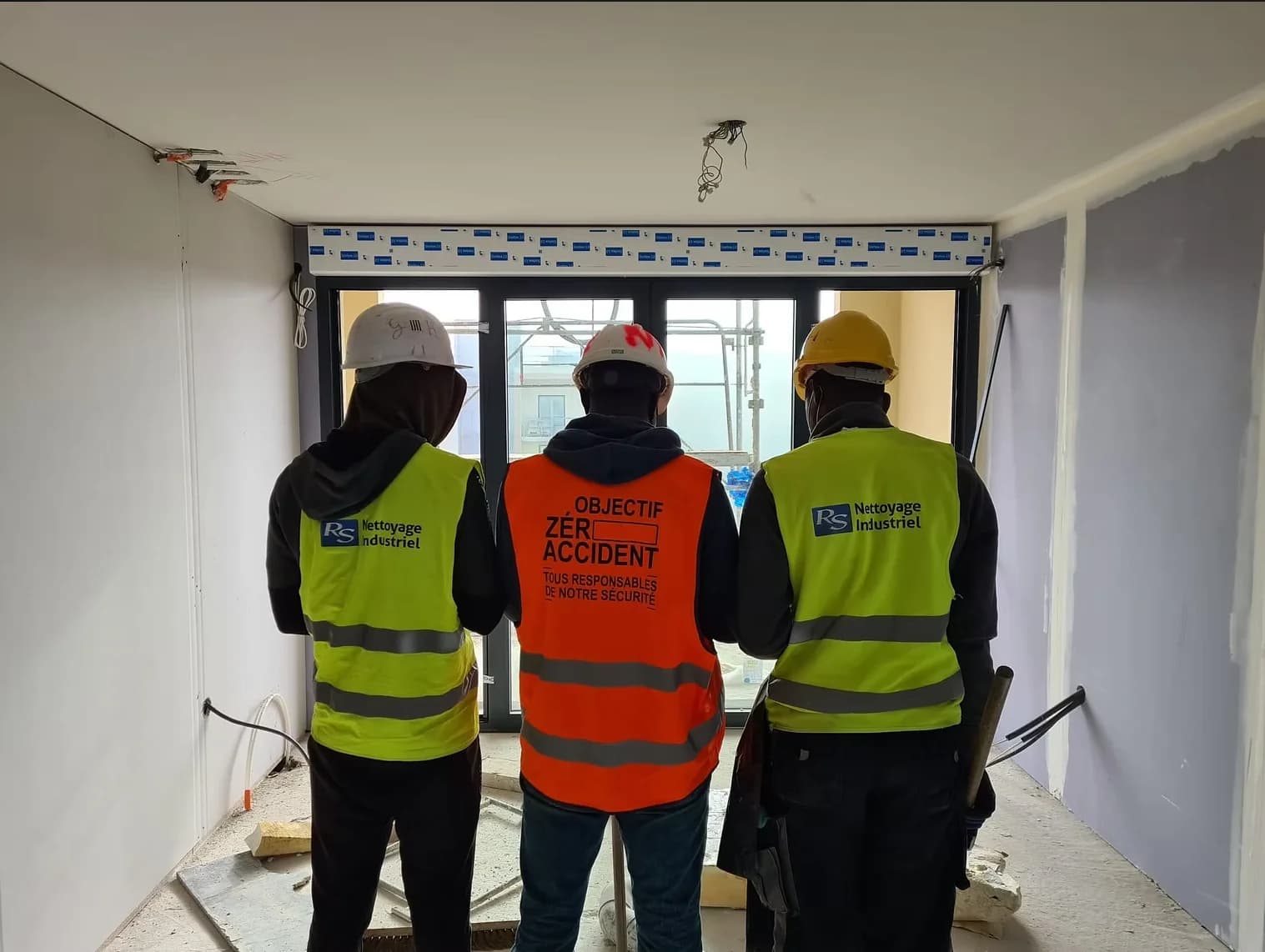 Dégraissage et décapage des surfaces post-chantier